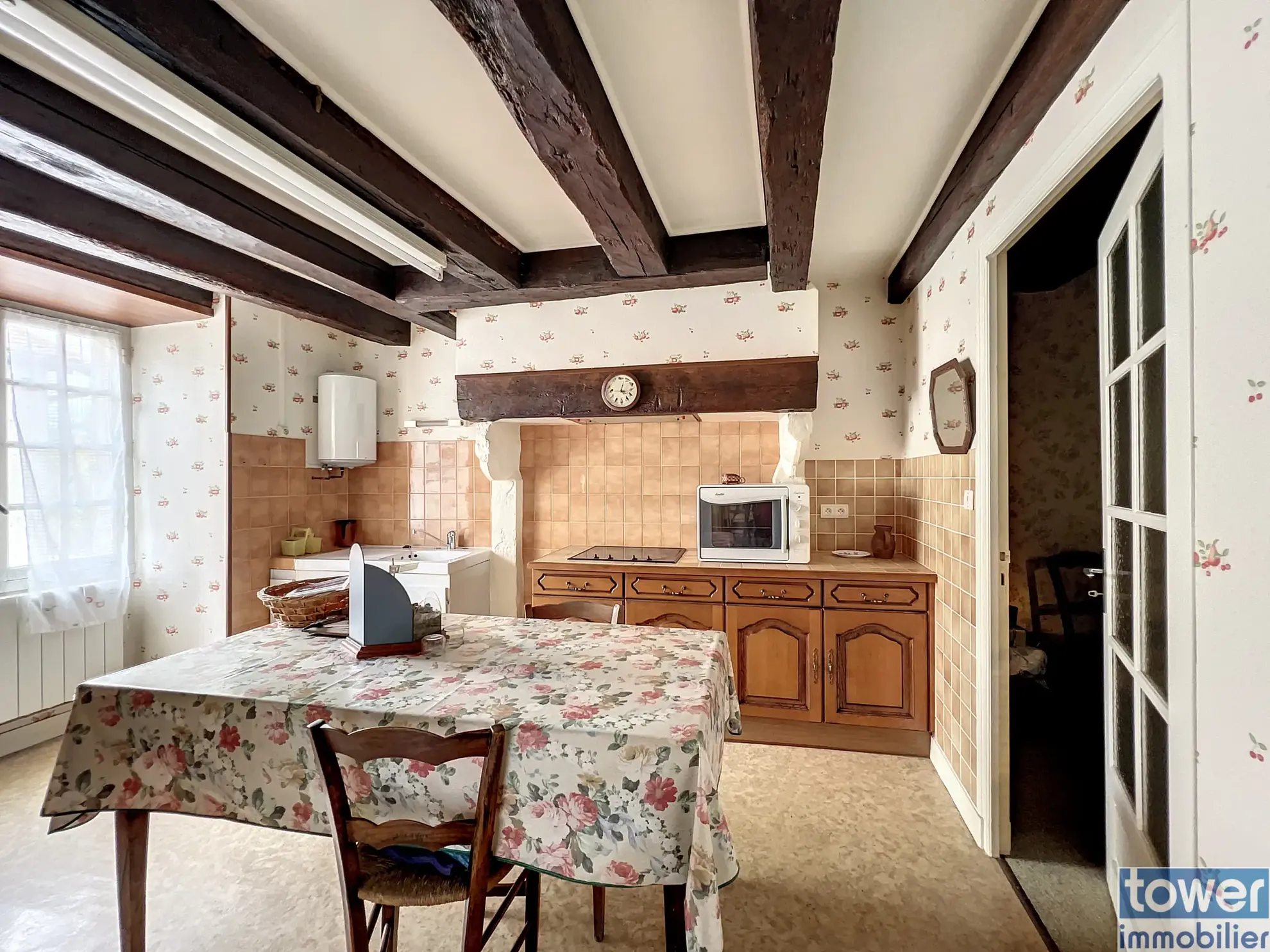 Maison ancienne avec jardin à Alloue, 4 chambres, garage et appartement attenant 