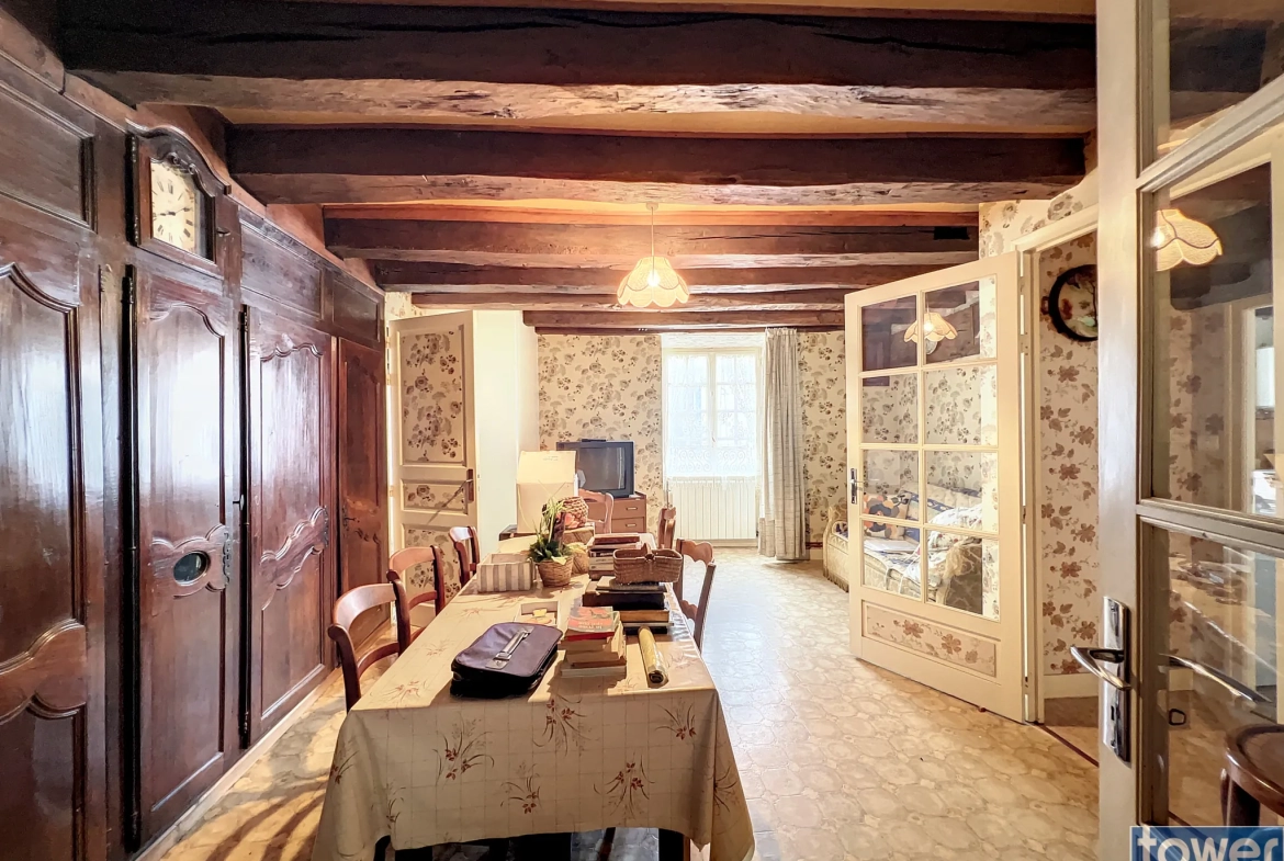 Maison ancienne avec jardin à Alloue, 4 chambres, garage et appartement attenant 