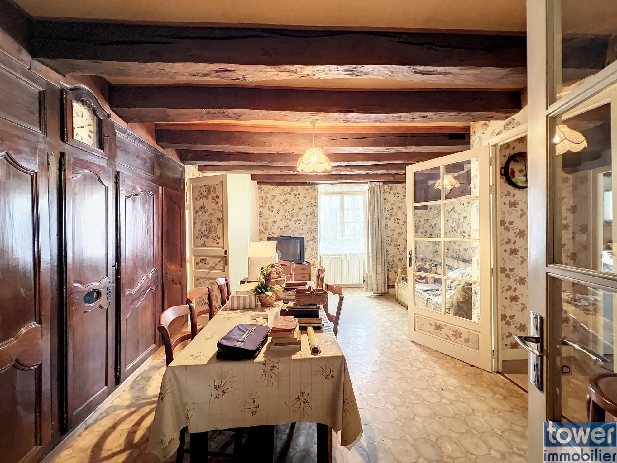 Maison ancienne avec jardin à Alloue, 4 chambres, garage et appartement attenant 