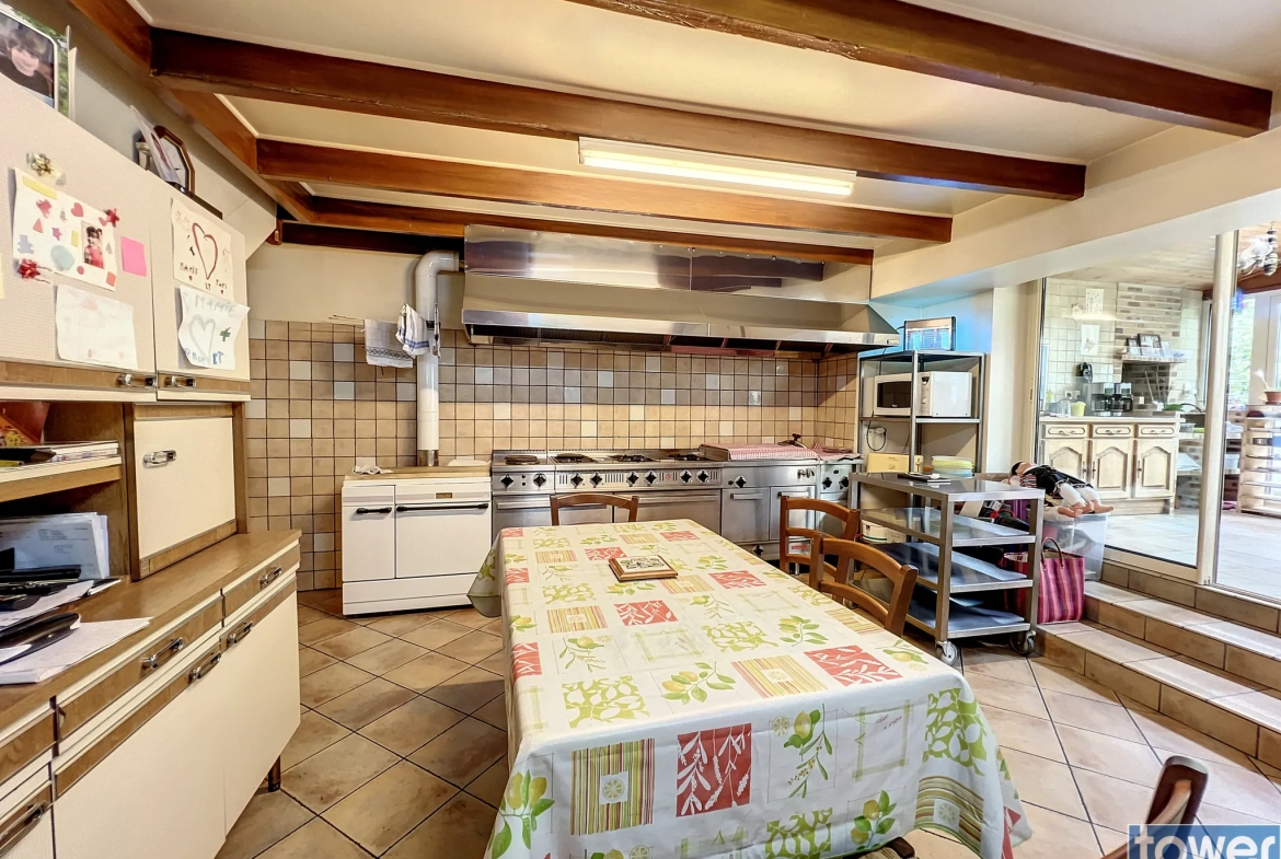 Maison ancienne avec jardin à Alloue, 4 chambres, garage et appartement attenant 