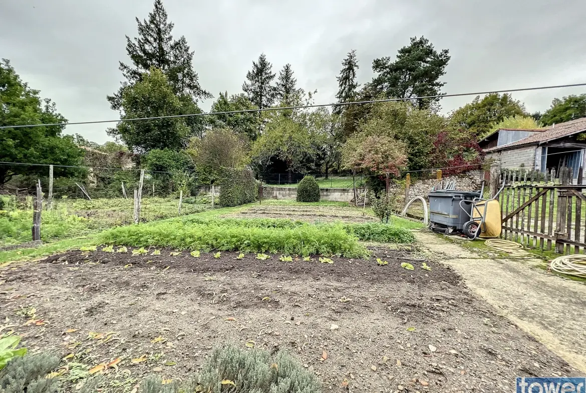 Maison ancienne avec jardin à Alloue, 4 chambres, garage et appartement attenant 