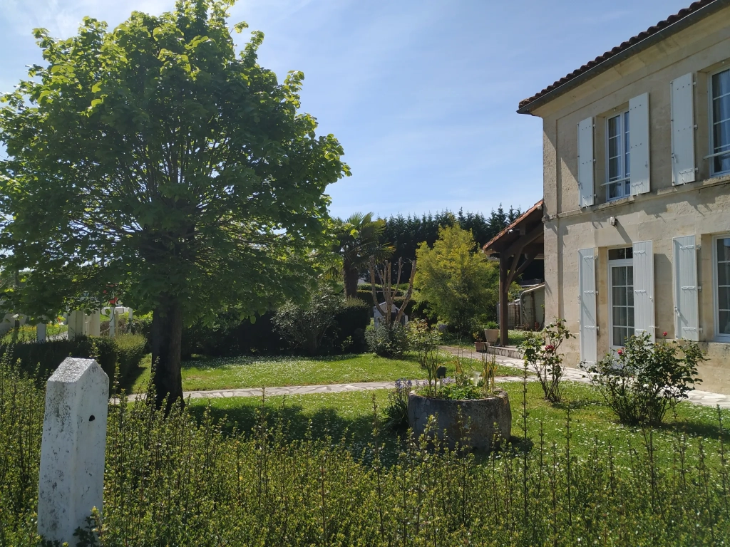 Maison charentaise à Jonzac de 121 m² avec jardin clos et terrasse