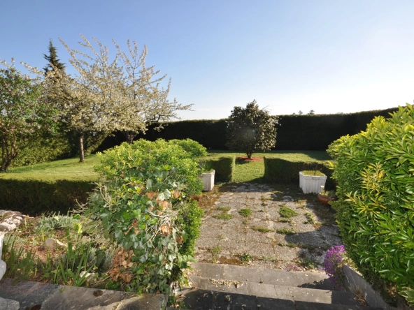 Maison individuelle de plain-pied à Richebourg avec jardin et garage 