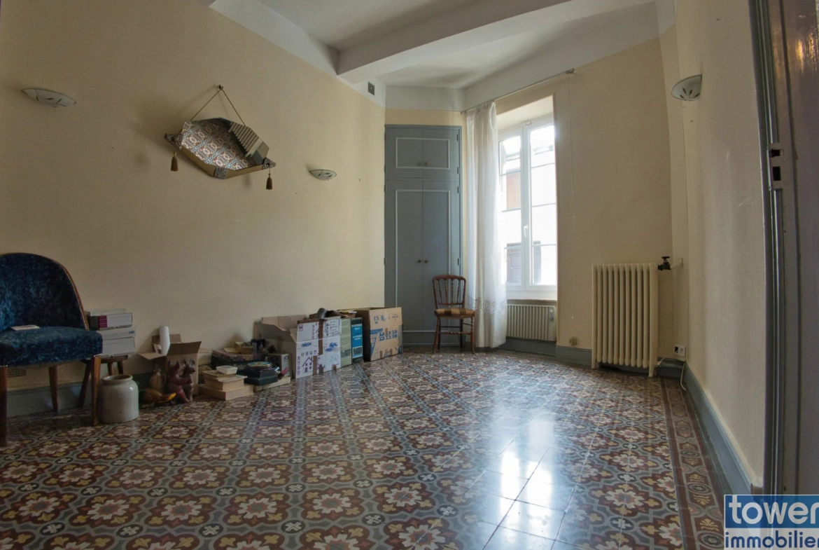 Belle maison de ville à Lézignan-Corbières avec garage et patio, idéal investissement ou résidence principale 