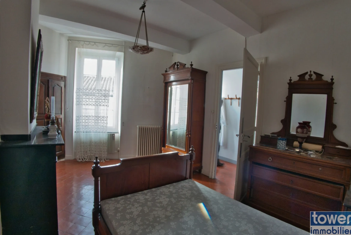Belle maison de ville à Lézignan-Corbières avec garage et patio, idéal investissement ou résidence principale 