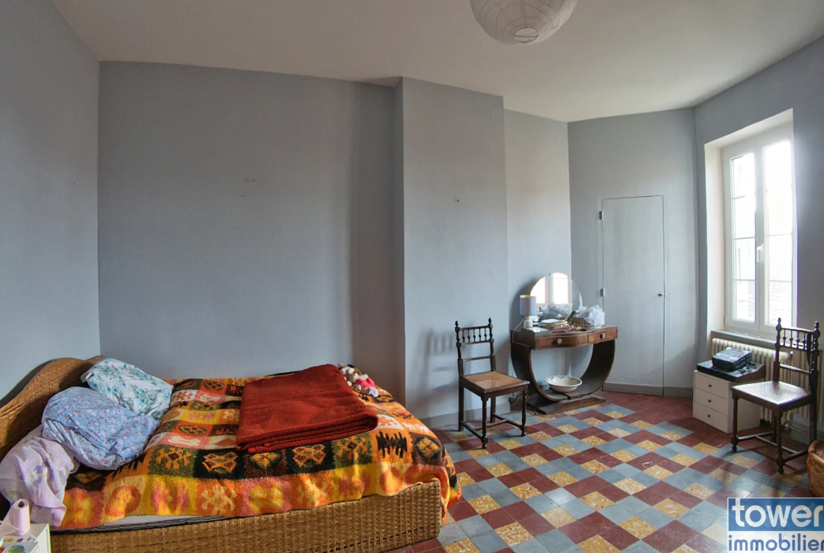 Belle maison de ville à Lézignan-Corbières avec garage et patio, idéal investissement ou résidence principale 