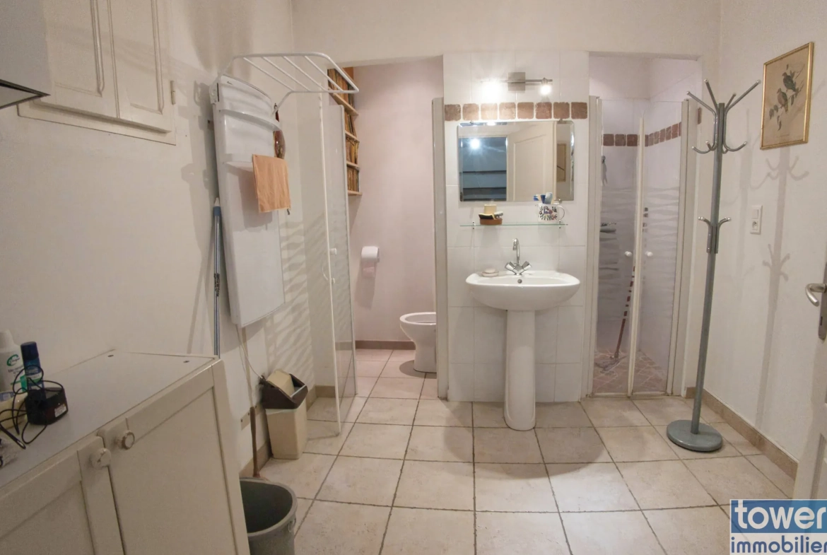 Belle maison de ville à Lézignan-Corbières avec garage et patio, idéal investissement ou résidence principale 