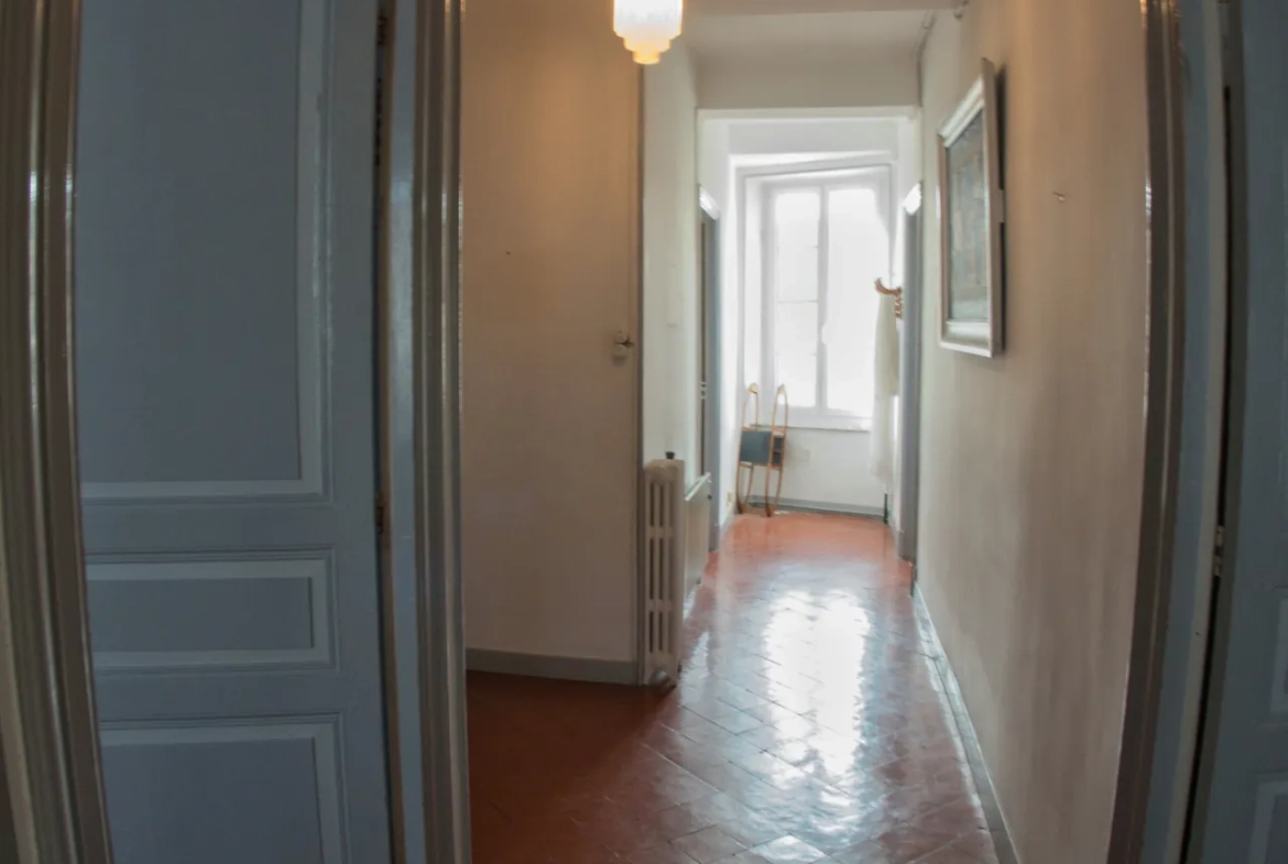Belle maison de ville à Lézignan-Corbières avec garage et patio, idéal investissement ou résidence principale 