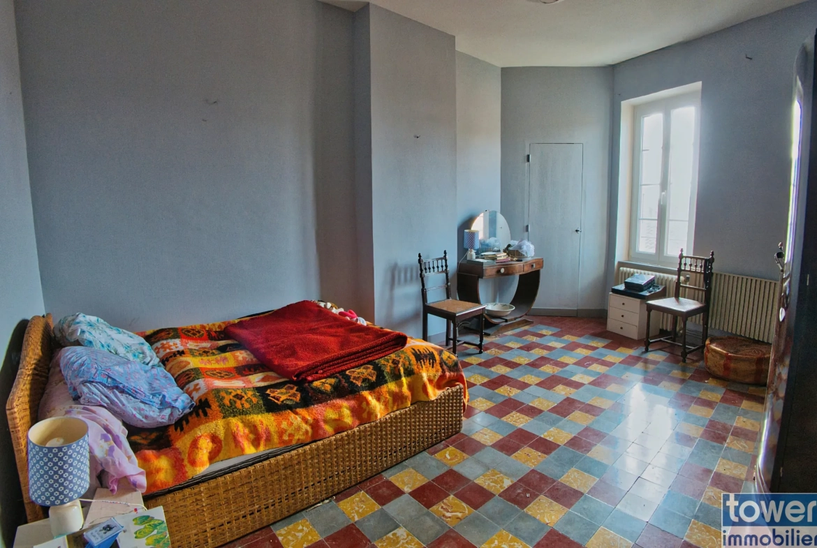 Belle maison de ville à Lézignan-Corbières avec garage et patio, idéal investissement ou résidence principale 