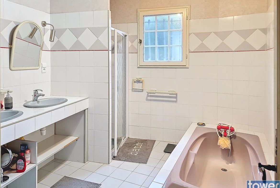 Maison familiale avec piscine à Nersac – 134 m², terrain 2640 m², confort optimal 