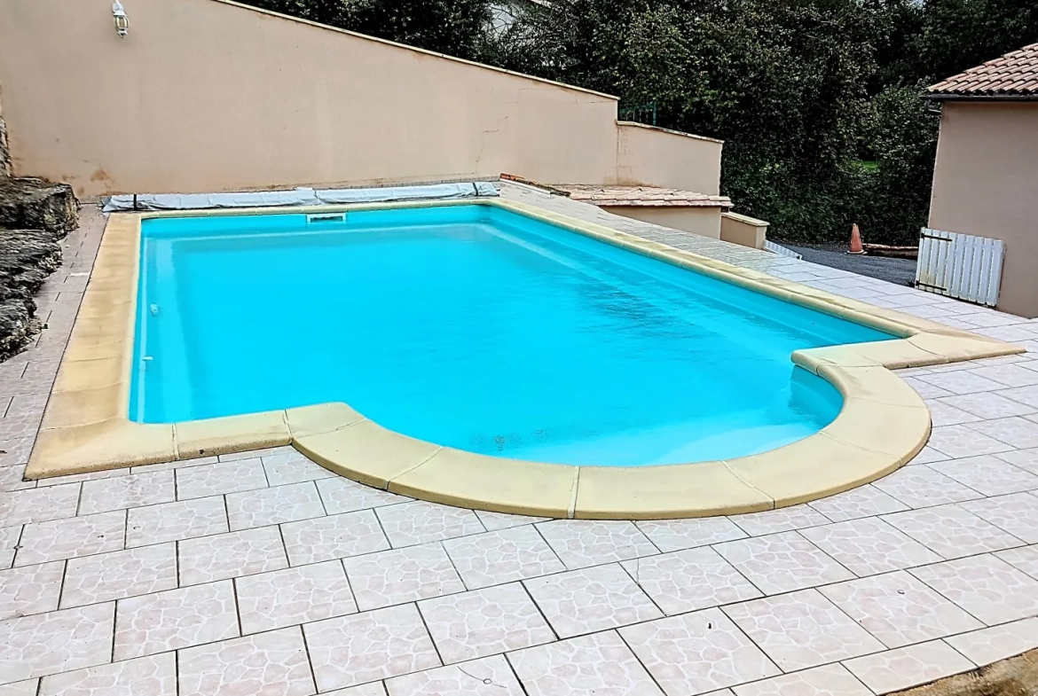 Maison familiale avec piscine à Nersac – 134 m², terrain 2640 m², confort optimal 