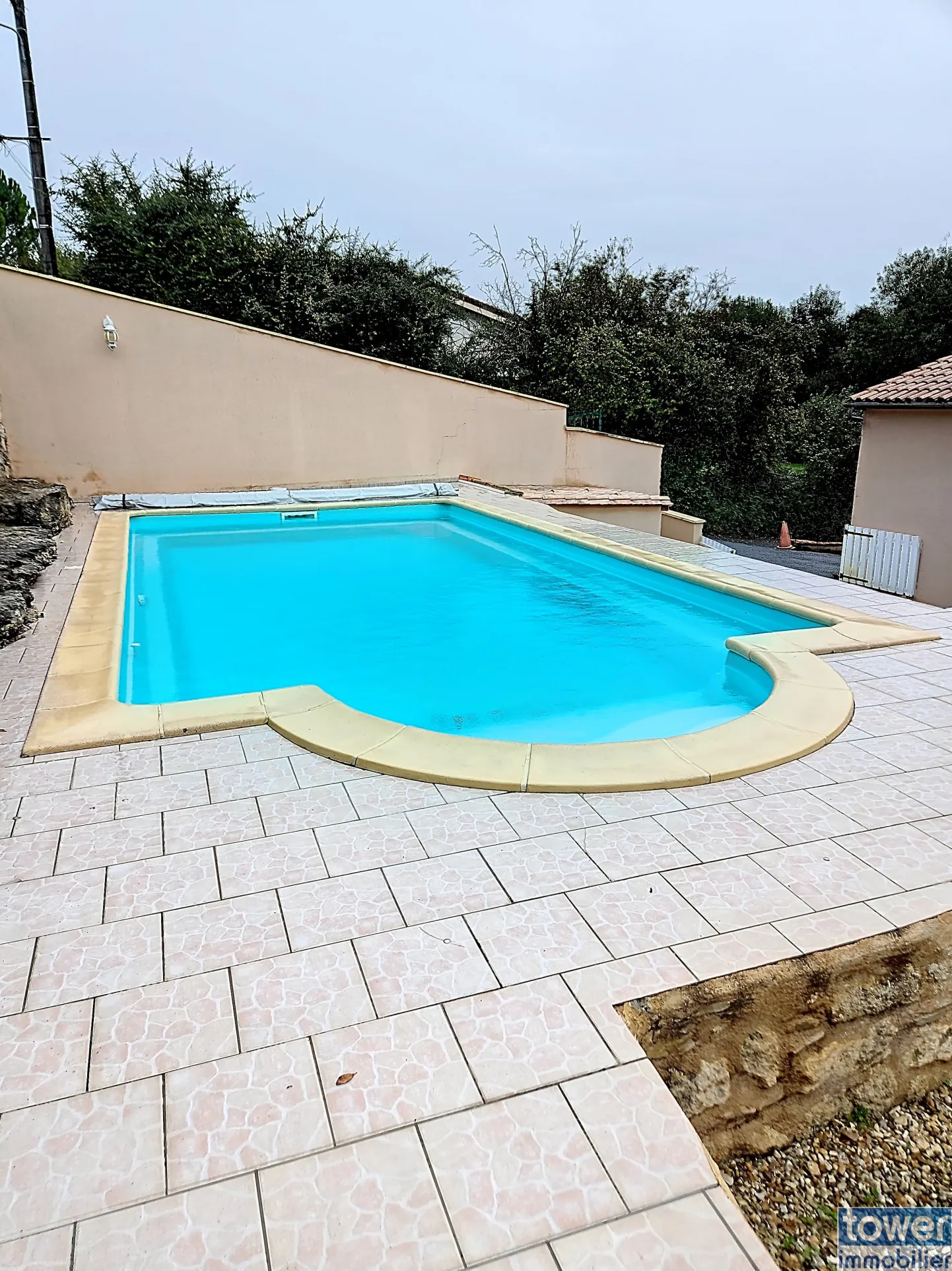 Maison familiale avec piscine à Nersac – 134 m², terrain 2640 m², confort optimal 