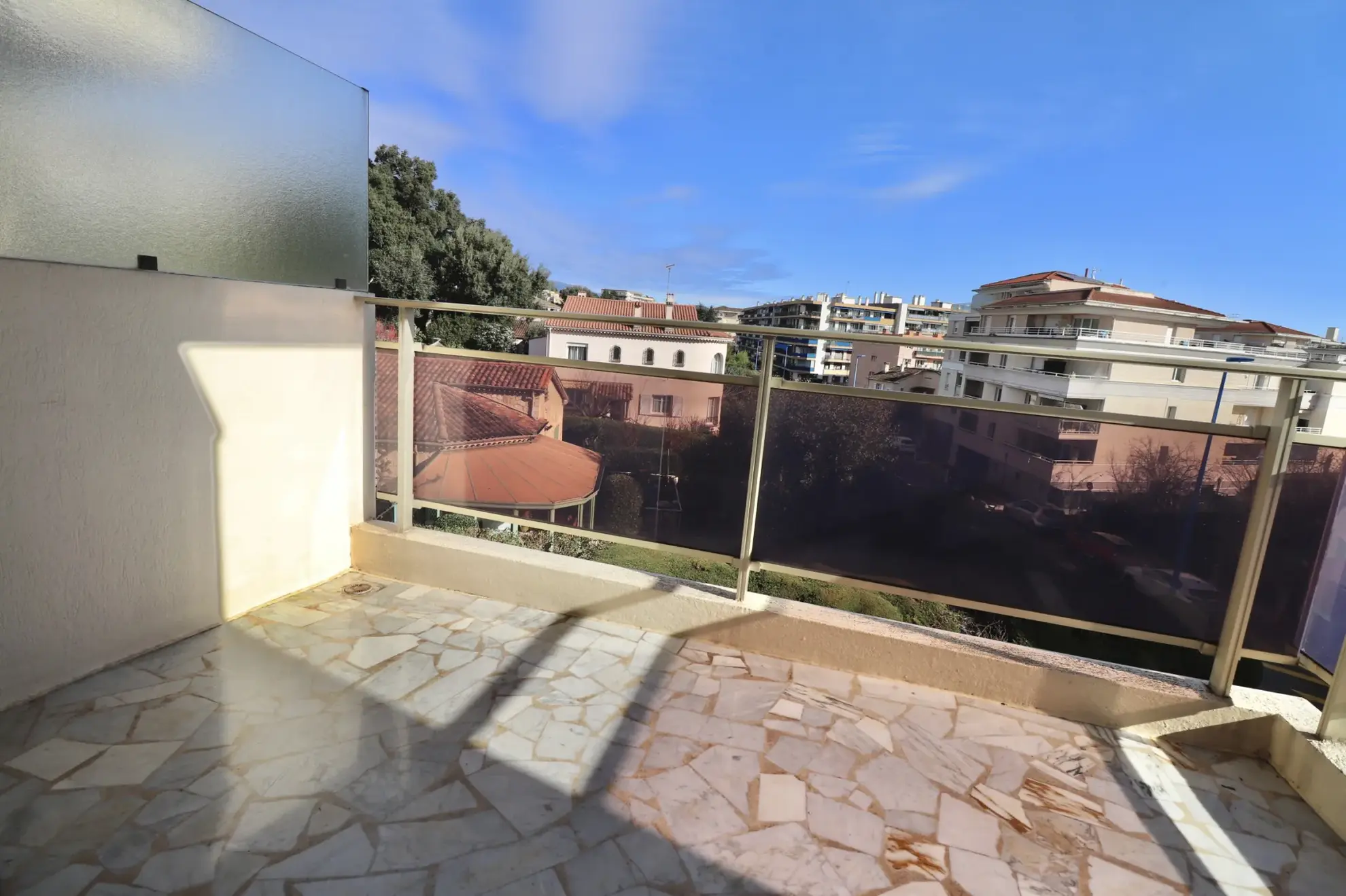 Appartement 2 pièces à Mandelieu-la-Napoule proche centre-ville avec terrasse et garage 