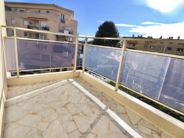 Appartement 2 pièces à Mandelieu-la-Napoule proche centre-ville avec terrasse et garage 
