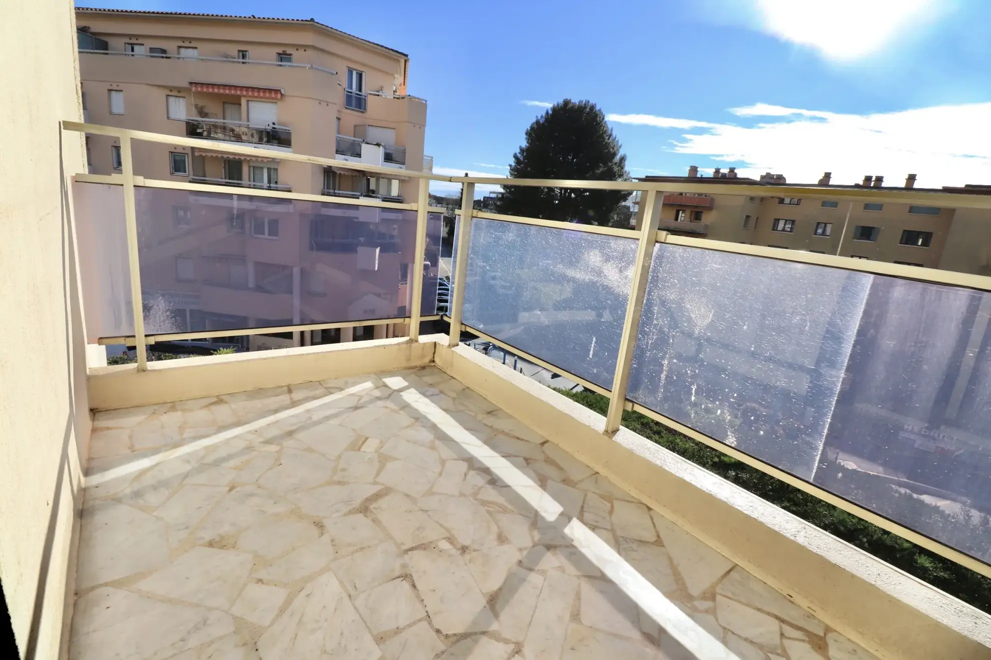 Appartement 2 pièces à Mandelieu-la-Napoule proche centre-ville avec terrasse et garage 