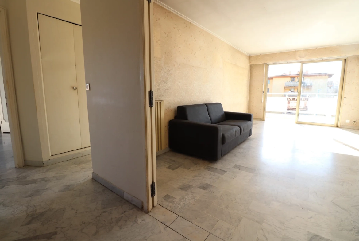 Appartement 2 pièces à Mandelieu-la-Napoule proche centre-ville avec terrasse et garage 