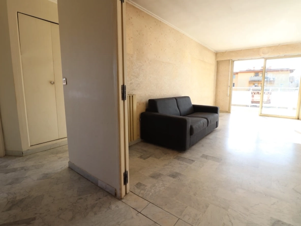 Appartement 2 pièces à Mandelieu-la-Napoule proche centre-ville avec terrasse et garage 