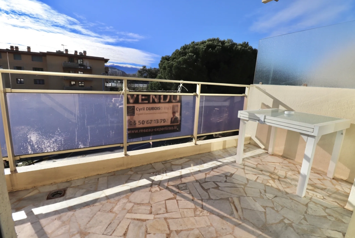 Appartement 2 pièces à Mandelieu-la-Napoule proche centre-ville avec terrasse et garage 