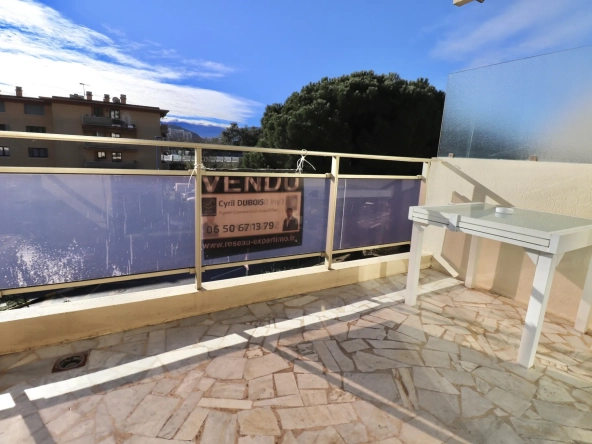 Appartement 2 pièces à Mandelieu-la-Napoule proche centre-ville avec terrasse et garage 