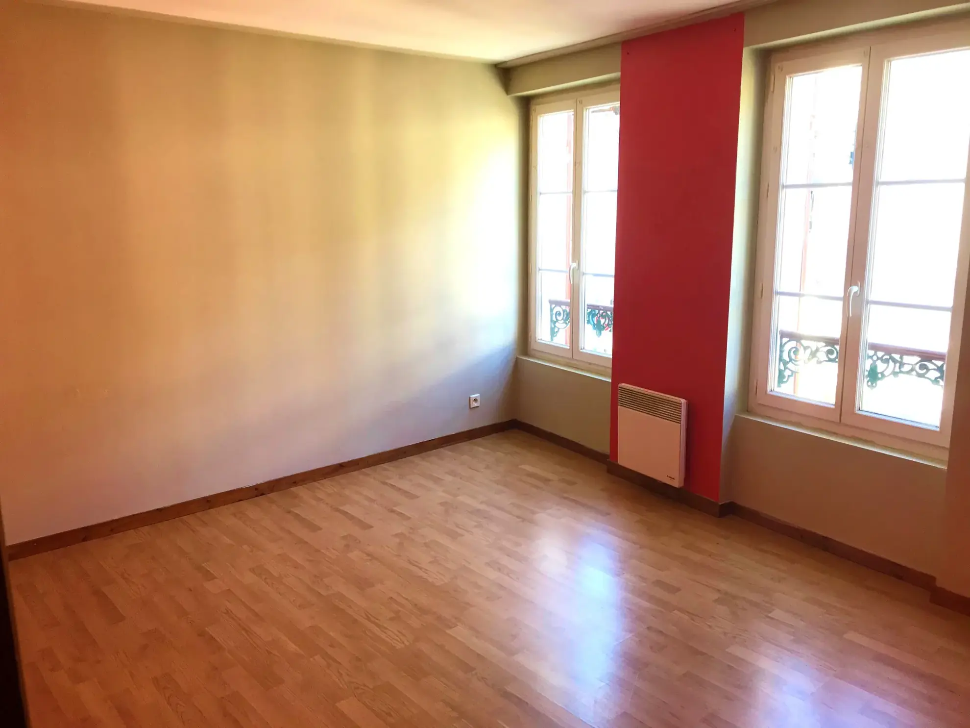 Immeuble de rapport avec local commercial et appartements loués à Courtenay (45) 