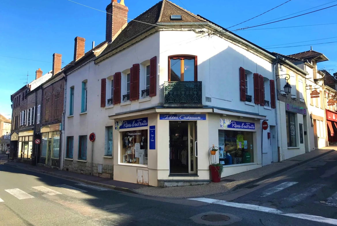 Immeuble de rapport avec local commercial et appartements loués à Courtenay (45) 