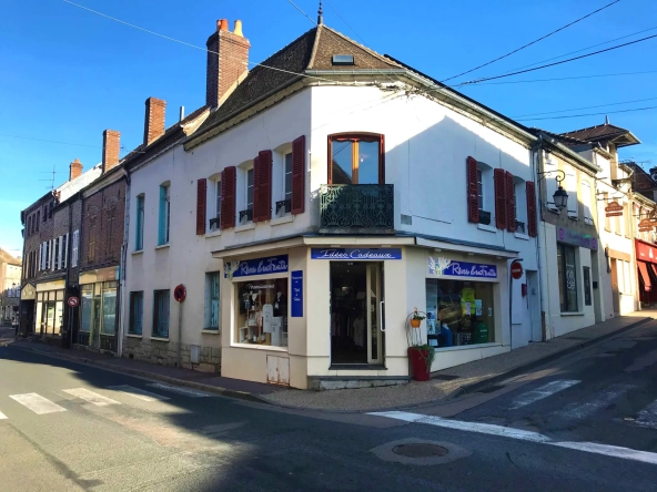Immeuble de rapport avec local commercial et appartements loués à Courtenay (45)