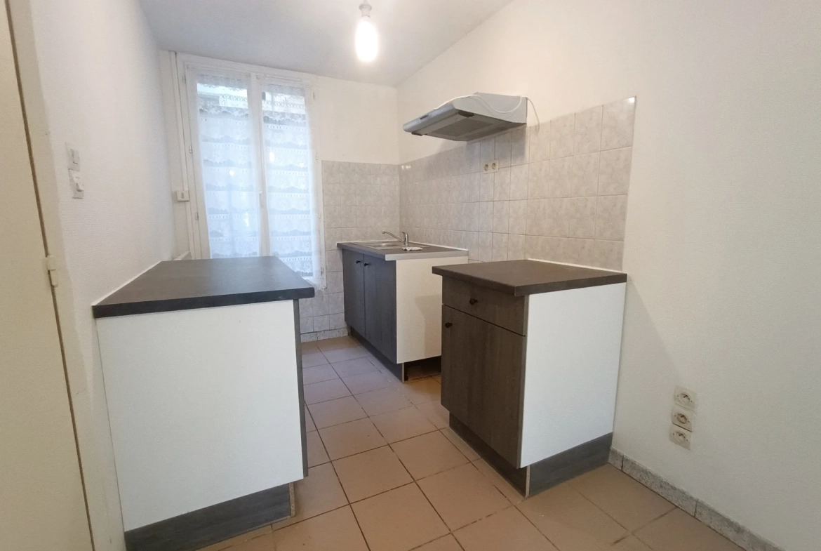 Immeuble à vendre de 99,8 m² à Ruffec, parfait pour investisseur 
