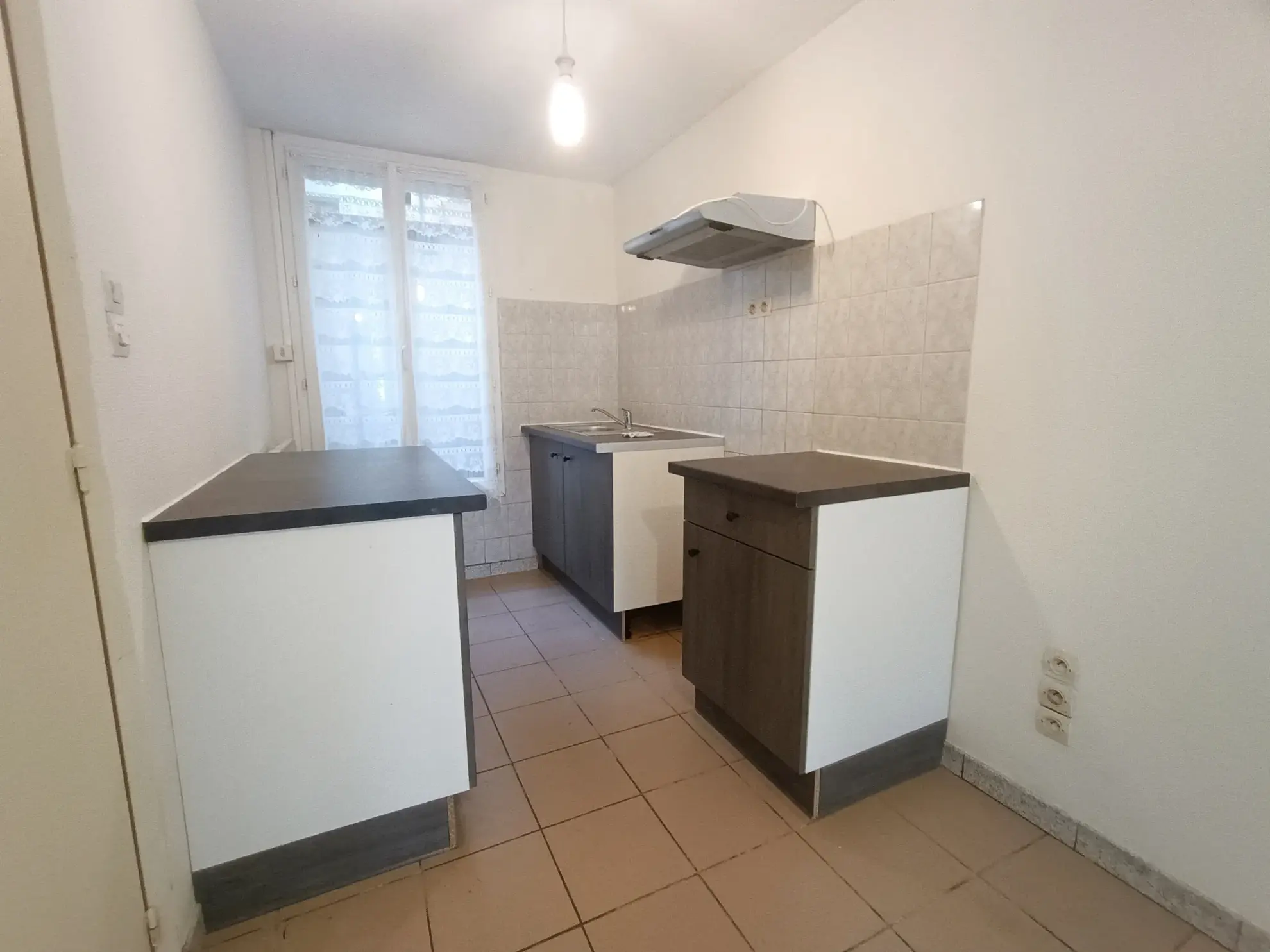 Immeuble à vendre de 99,8 m² à Ruffec, parfait pour investisseur 