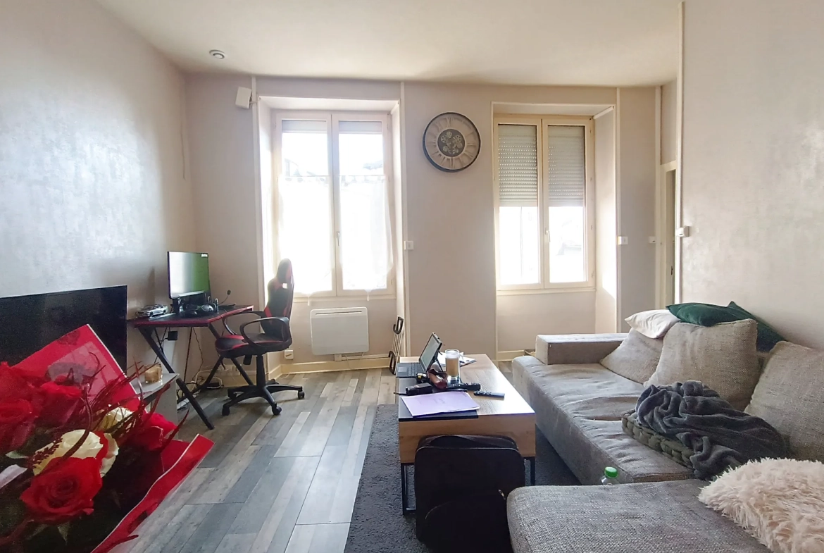 Immeuble à vendre de 99,8 m² à Ruffec, parfait pour investisseur 