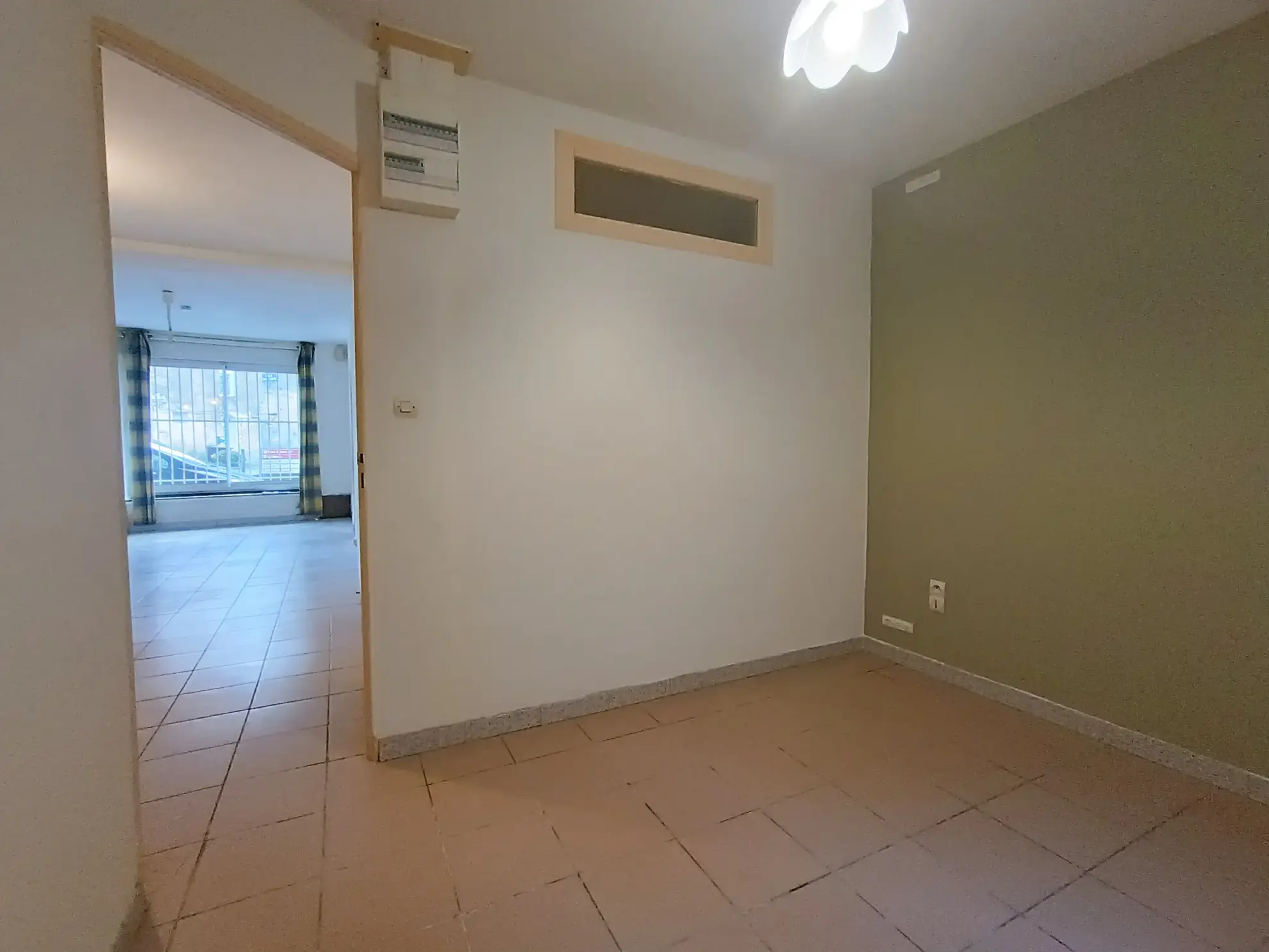 Immeuble à vendre de 99,8 m² à Ruffec, parfait pour investisseur 