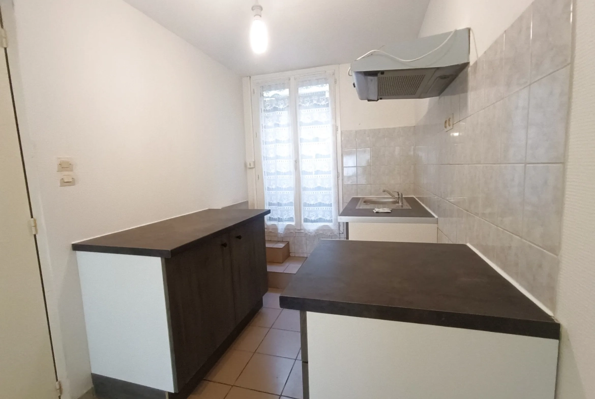 Immeuble à vendre de 99,8 m² à Ruffec, parfait pour investisseur 