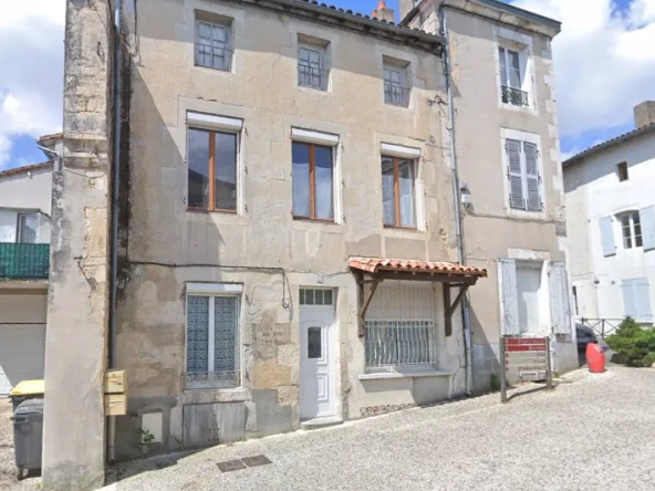 Immeuble à vendre de 99,8 m² à Ruffec, parfait pour investisseur