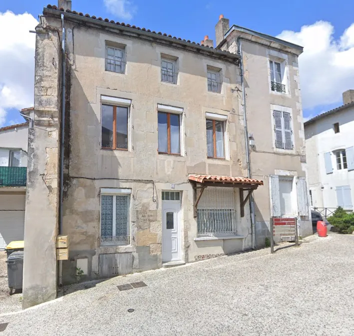 Immeuble à vendre de 99,8 m² à Ruffec, parfait pour investisseur 