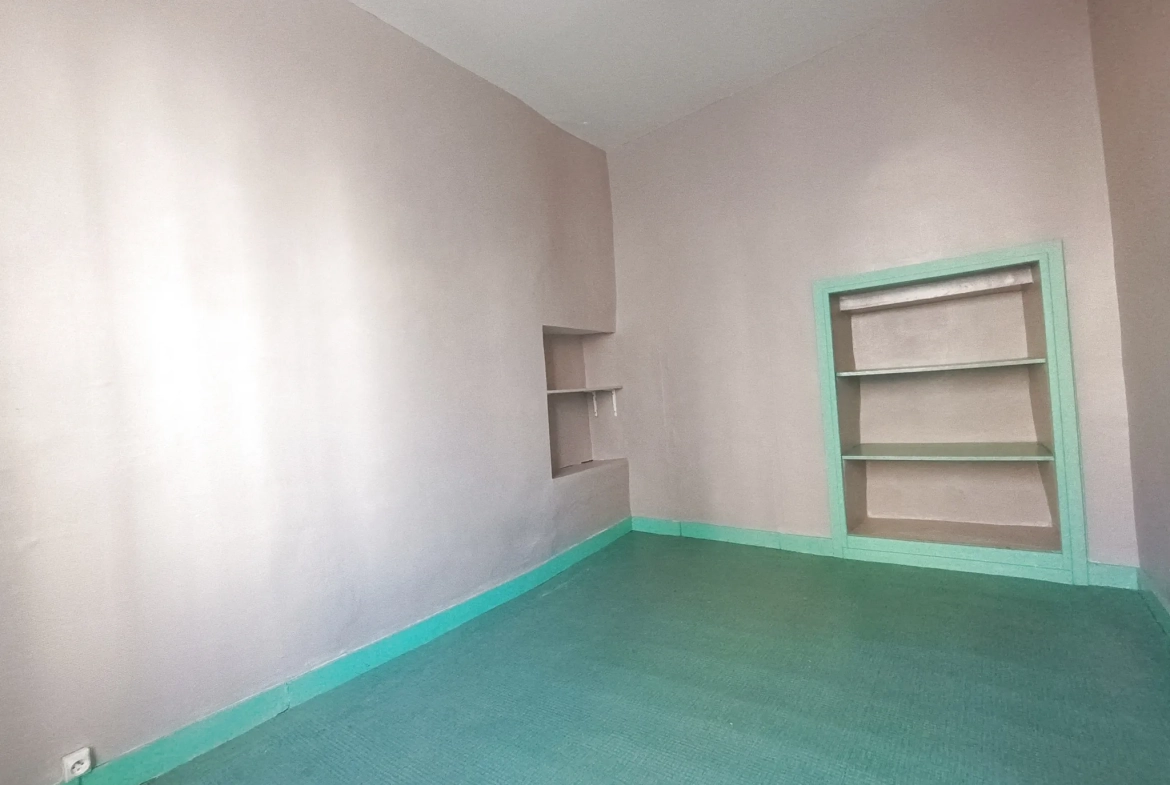 Immeuble à vendre de 99,8 m² à Ruffec, parfait pour investisseur 