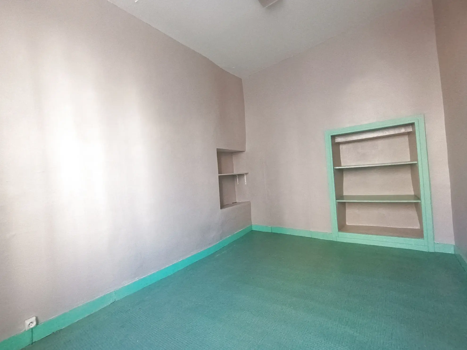 Immeuble à vendre de 99,8 m² à Ruffec, parfait pour investisseur 