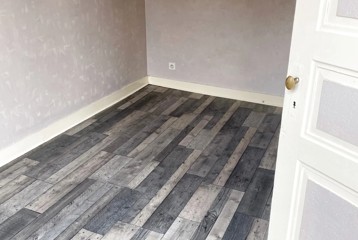 Immeuble à vendre de 99,8 m² à Ruffec, parfait pour investisseur 