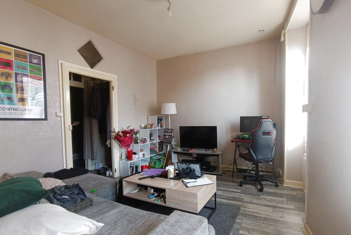 Immeuble à vendre de 99,8 m² à Ruffec, parfait pour investisseur 