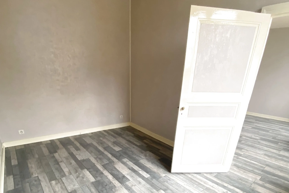 Immeuble à vendre de 99,8 m² à Ruffec, parfait pour investisseur 
