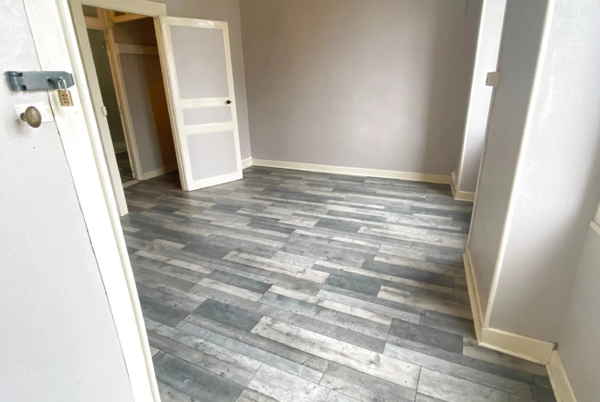 Immeuble à vendre de 99,8 m² à Ruffec, parfait pour investisseur 