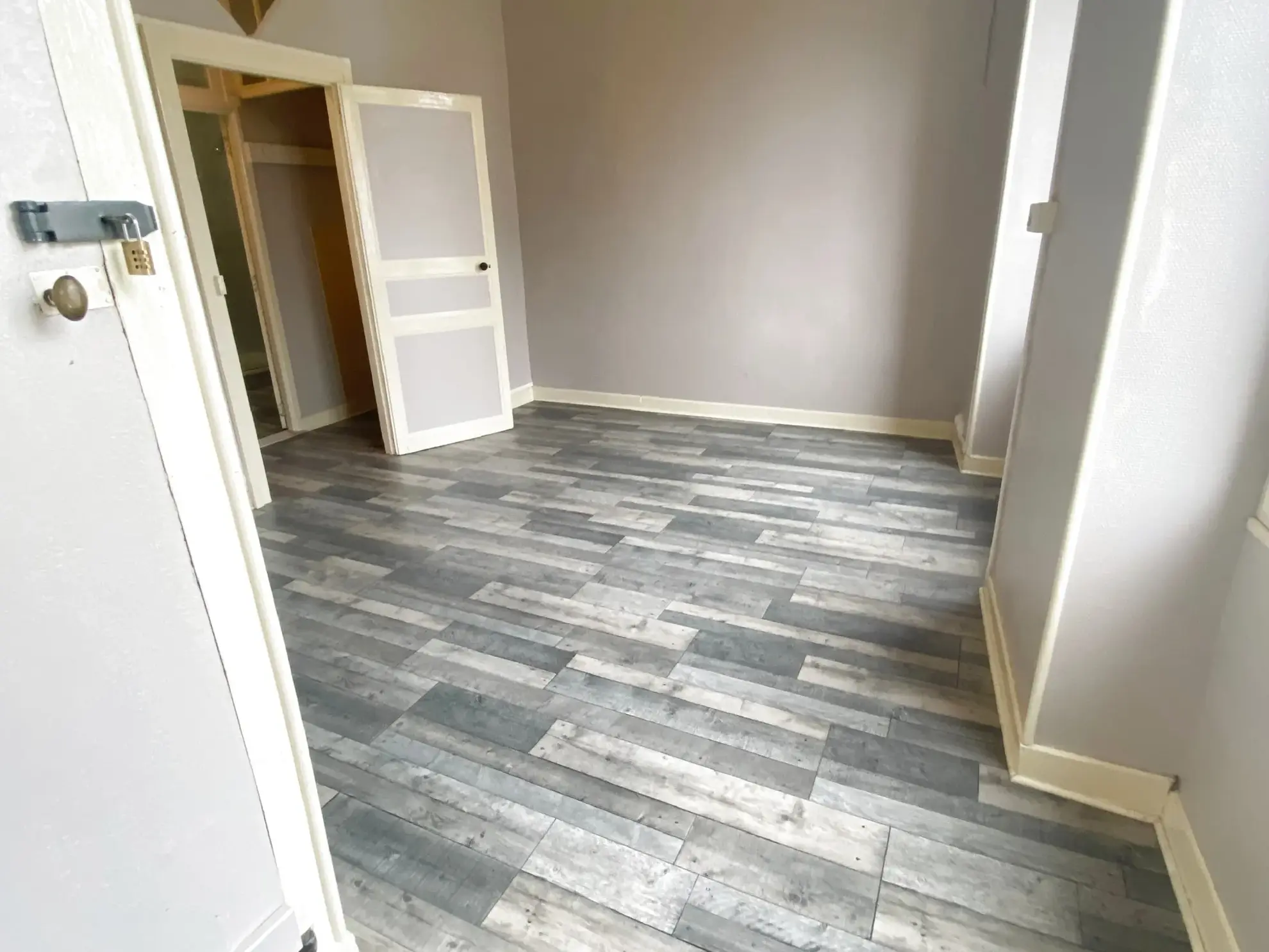 Immeuble à vendre de 99,8 m² à Ruffec, parfait pour investisseur 
