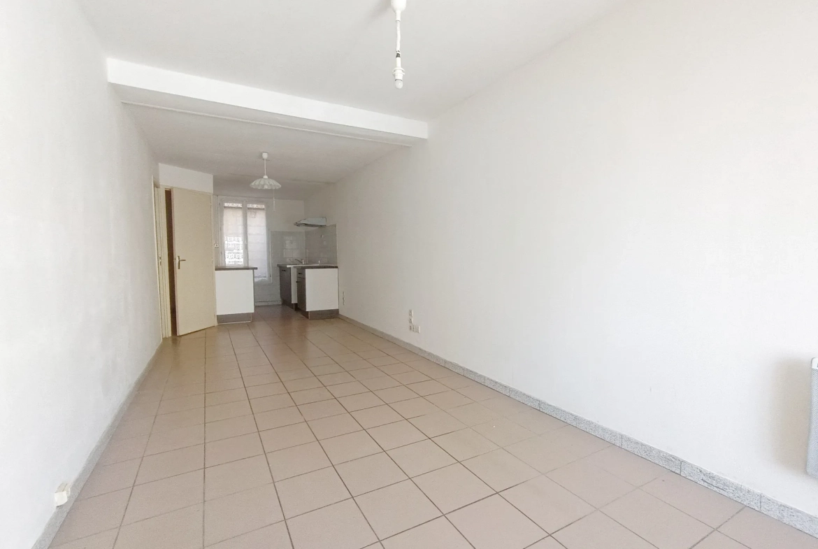 Immeuble à vendre de 99,8 m² à Ruffec, parfait pour investisseur 