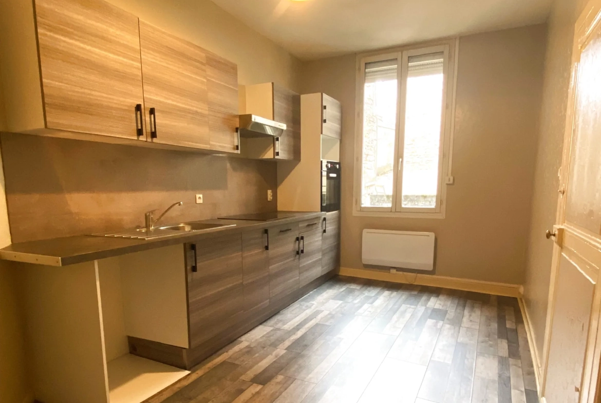 Immeuble à vendre de 99,8 m² à Ruffec, parfait pour investisseur 