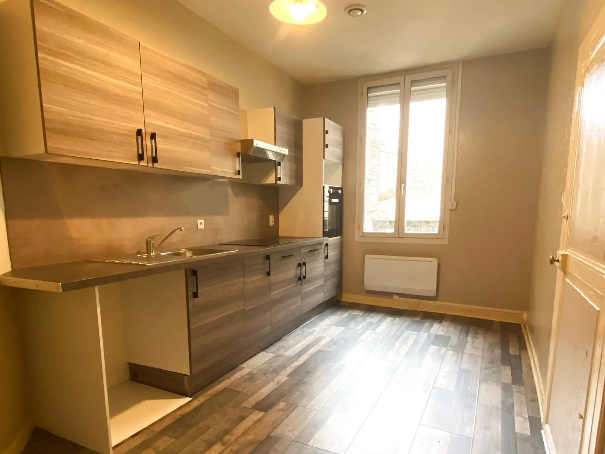 Immeuble à vendre de 99,8 m² à Ruffec, parfait pour investisseur 