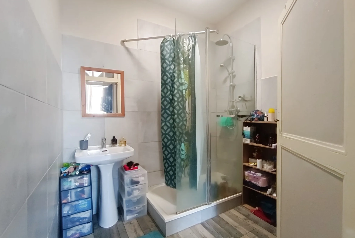 Immeuble à vendre de 99,8 m² à Ruffec, parfait pour investisseur 