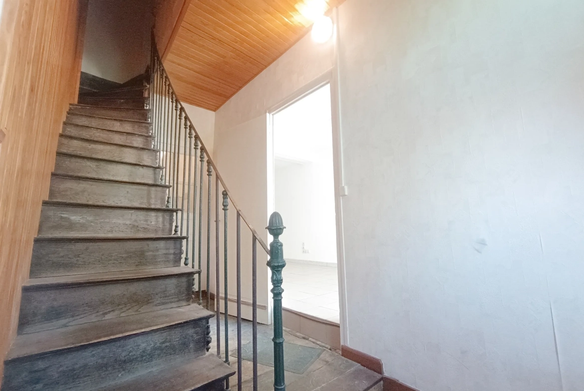 Immeuble à vendre de 99,8 m² à Ruffec, parfait pour investisseur 