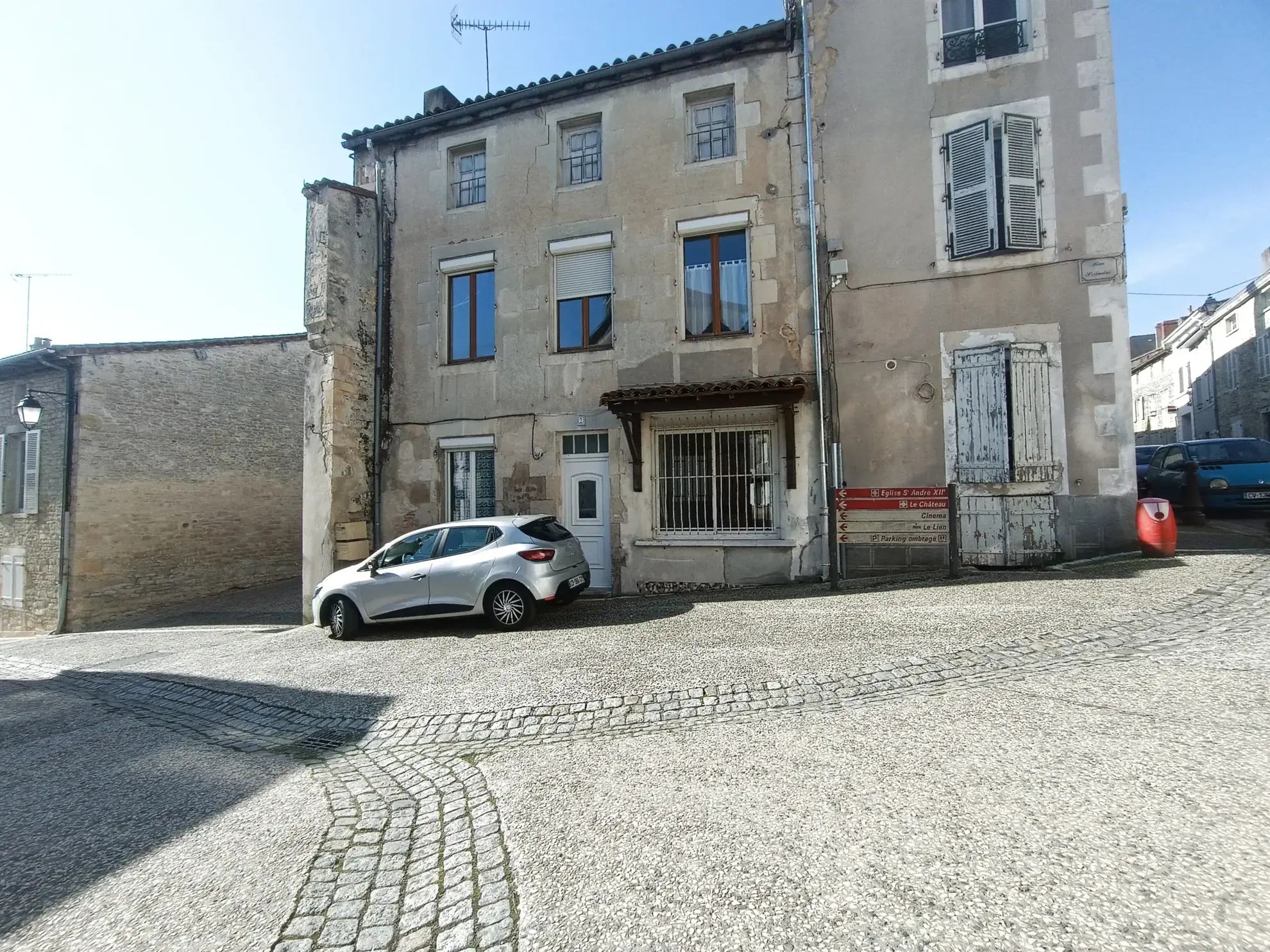 Immeuble à vendre de 99,8 m² à Ruffec, parfait pour investisseur 