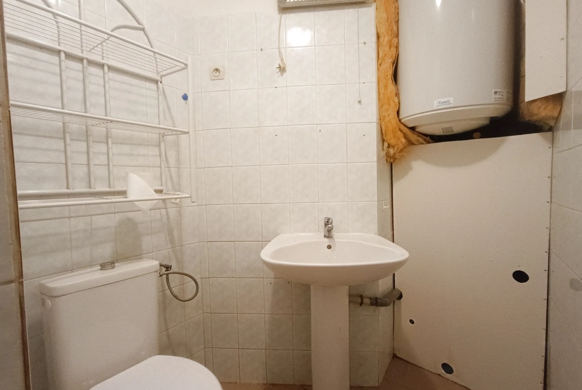 Immeuble à vendre de 99,8 m² à Ruffec, parfait pour investisseur 