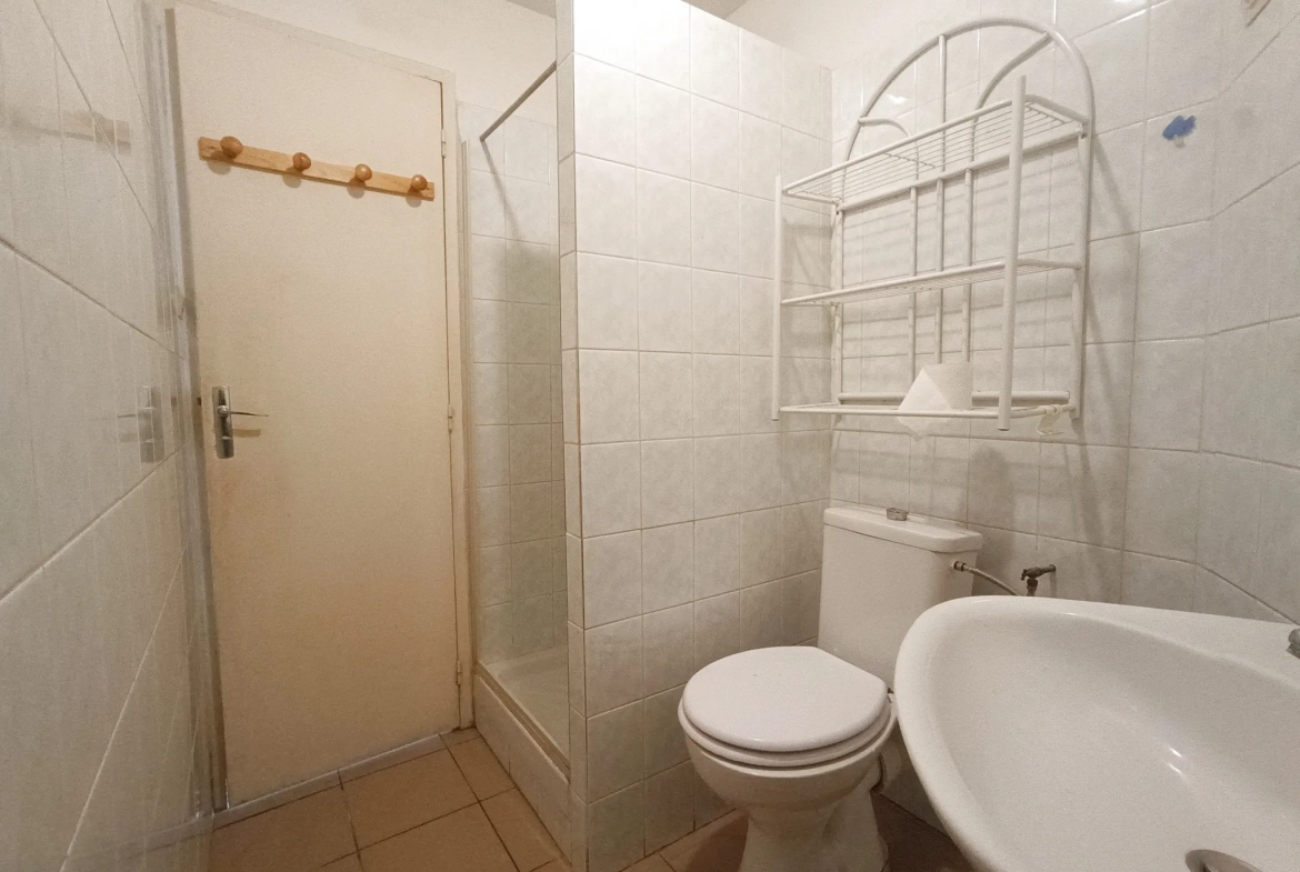 Immeuble à vendre de 99,8 m² à Ruffec, parfait pour investisseur 