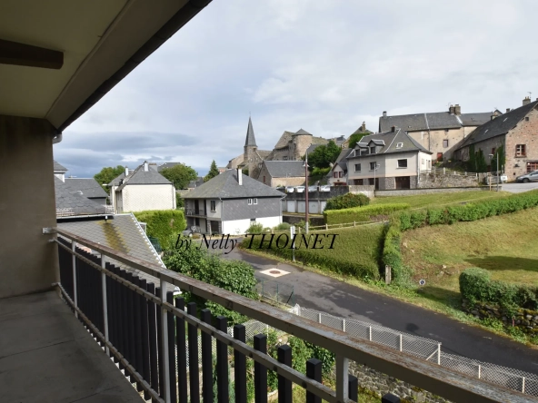 Appartement T3 avec balcon et cave à Besse et Saint-Anastaise dans le parc des Volcans