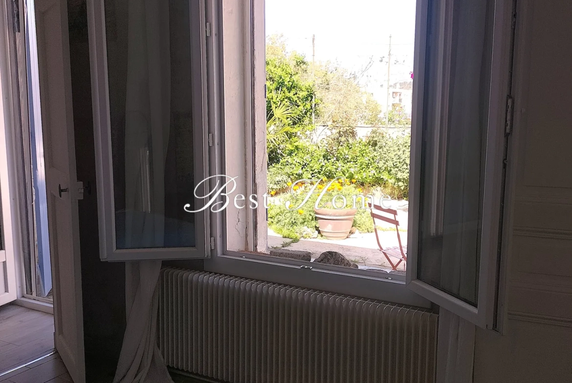 Maisons de ville à vendre à Nîmes centre avec cour et charme atypique 